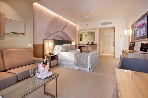 The Junior Suite Deluxe Elite Club at the Hotel Riu Palace Macao
